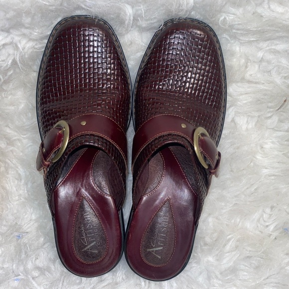 Women's Clarks Artisan Mules Clogs Shoes Size 8 Burgundy Woven Buckle - Picture 5 of 11